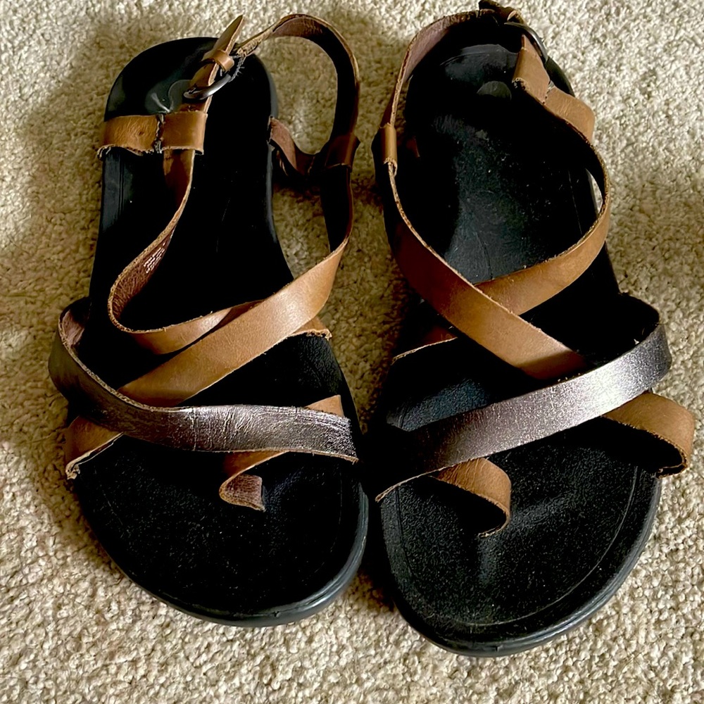 Olukai Upena sandals, size 9, minimal wear, from smoke/pet free home